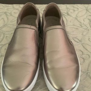 Clarks shoes new condition size 9. Too big for my feet wasn’t able to return.